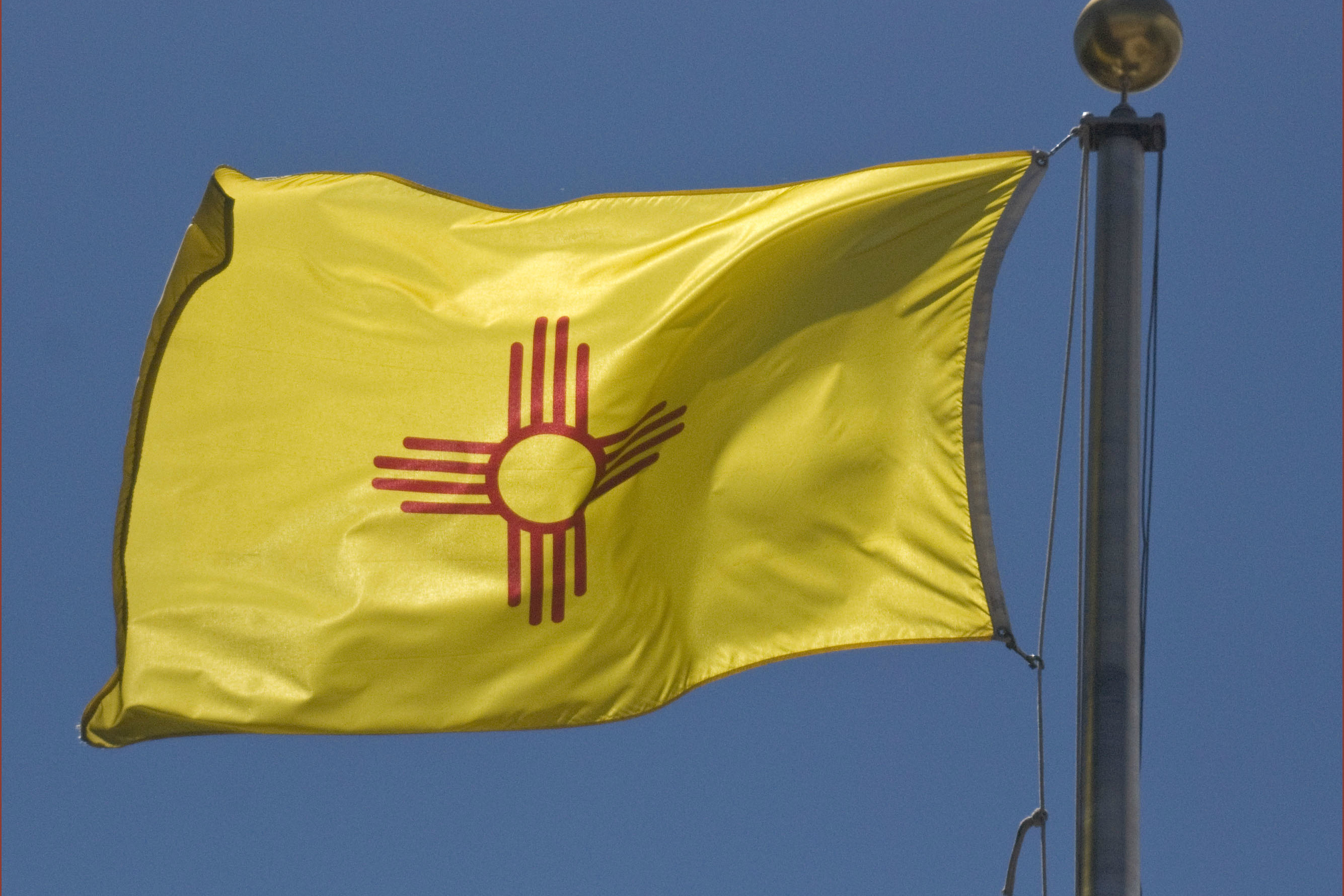 Флаг право. New Mexico флаг. New Mexico Flag. Флаг Нью Мексико фото. New Mexico's Flag faint of photo.